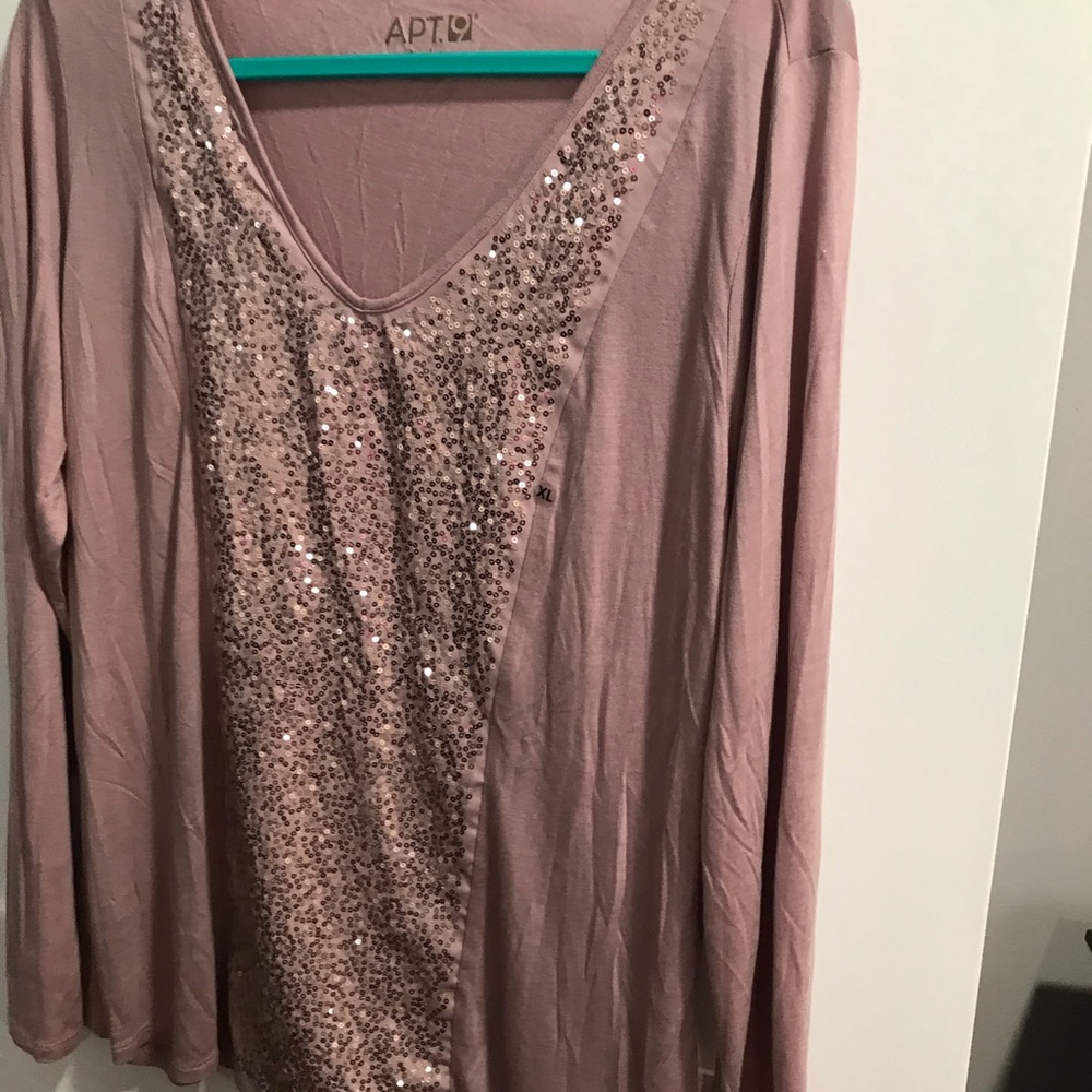 Apt 9 top
